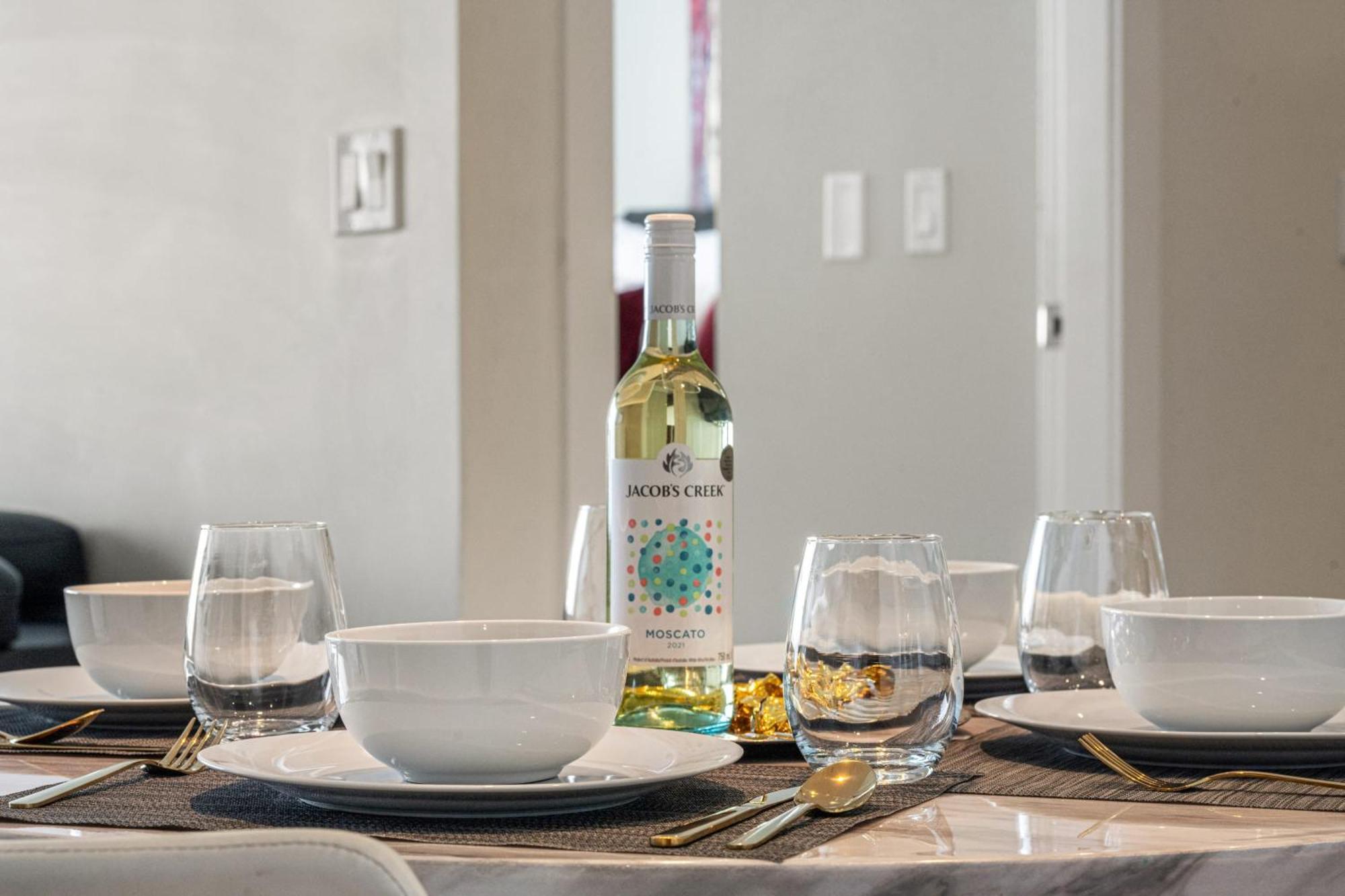 Stunning 34Th Floor Views, Prime Downtown Location - Near Stampede, Casino, Bars! Free Banff Pass, Parking, Wine! Villa YYC Eksteriør bilde